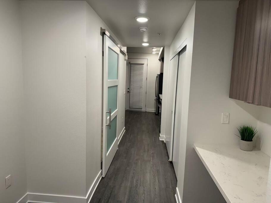 Modern And Lavish Apartment グレンデール エクステリア 写真