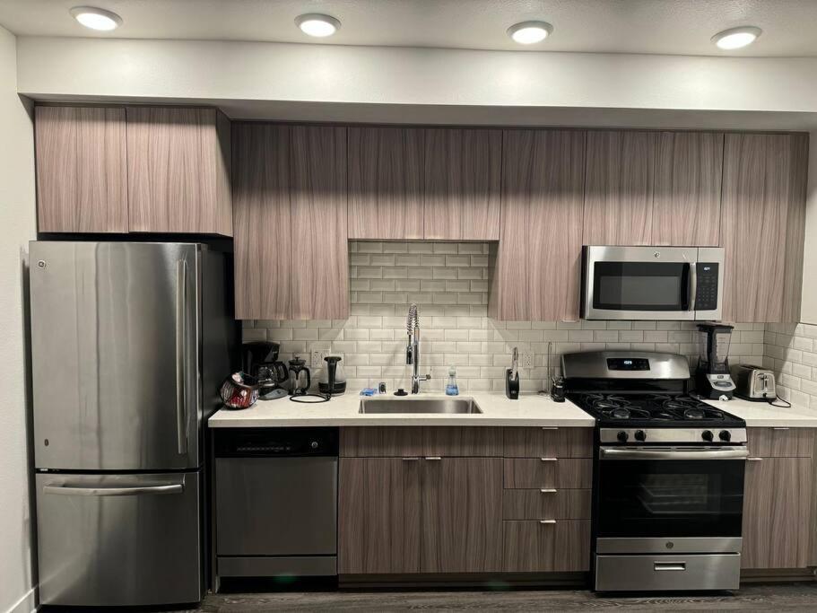 Modern And Lavish Apartment グレンデール エクステリア 写真