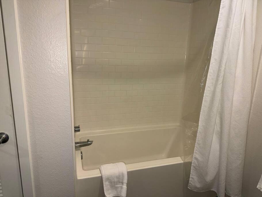 Modern And Lavish Apartment グレンデール エクステリア 写真