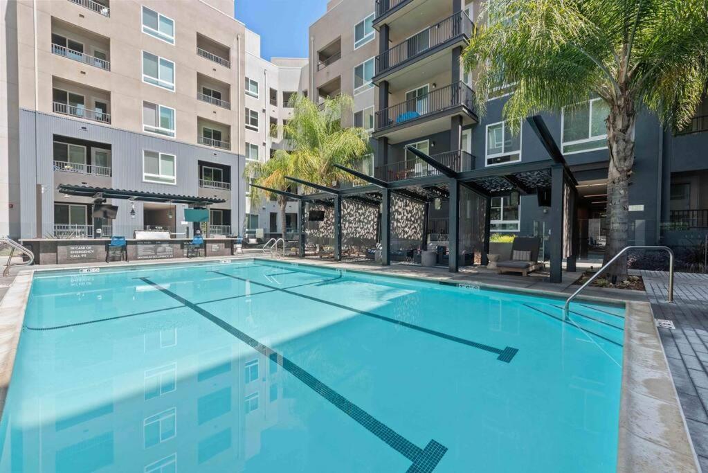 Modern And Lavish Apartment グレンデール エクステリア 写真