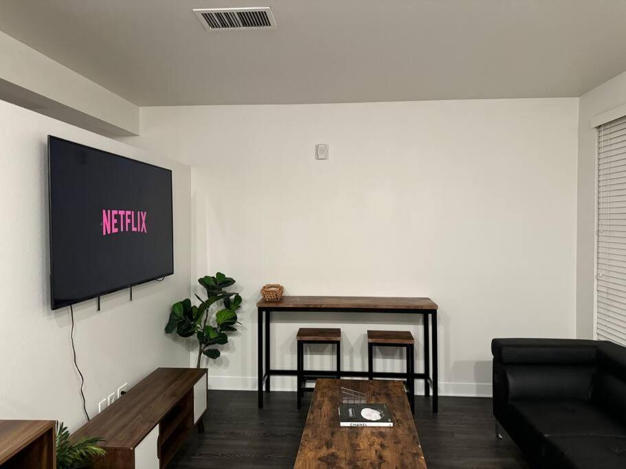 Modern And Lavish Apartment グレンデール エクステリア 写真