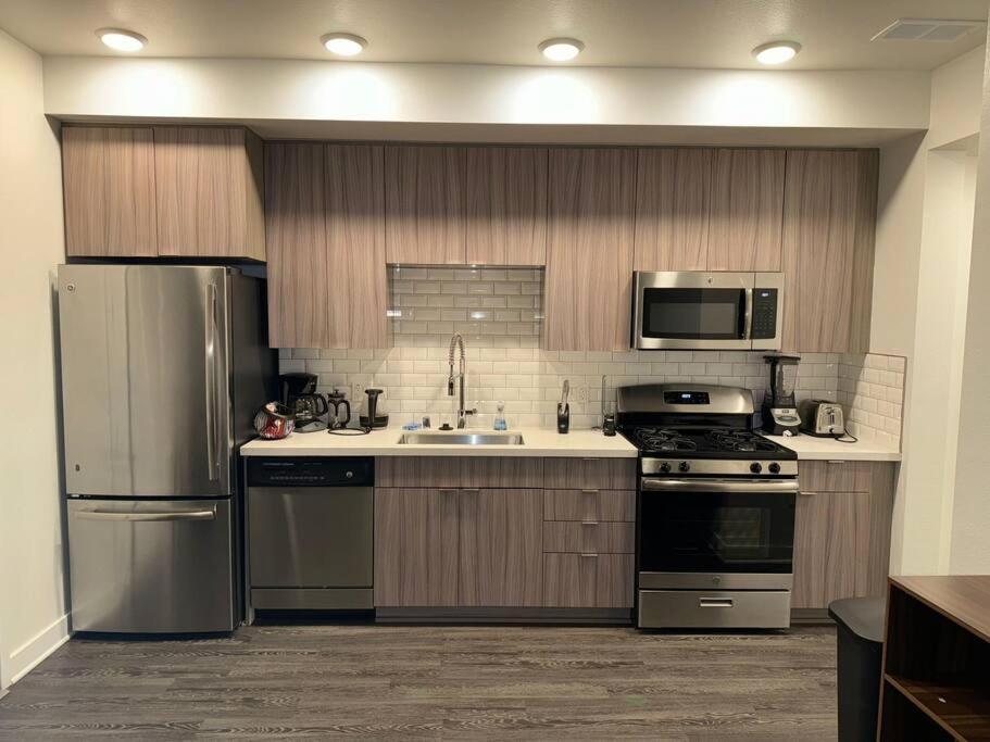 Modern And Lavish Apartment グレンデール エクステリア 写真