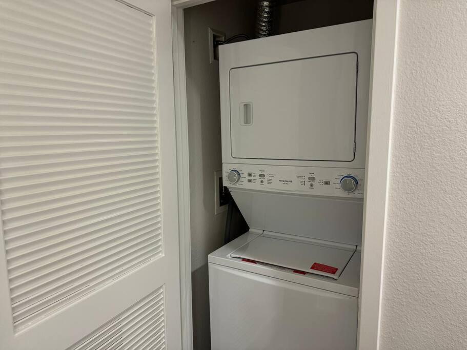 Modern And Lavish Apartment グレンデール エクステリア 写真