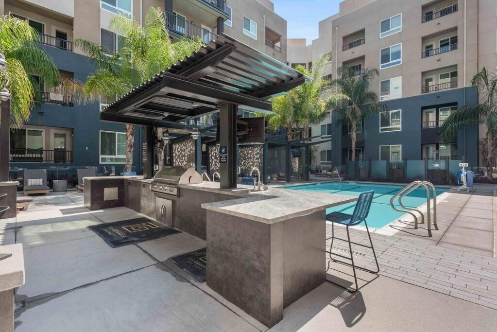 Modern And Lavish Apartment グレンデール エクステリア 写真