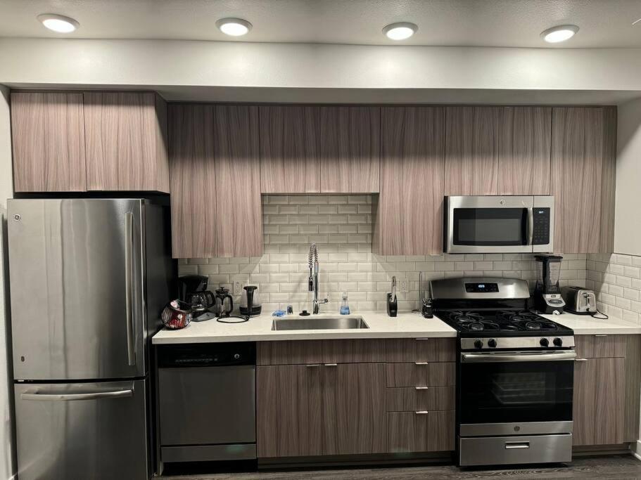 Modern And Lavish Apartment グレンデール エクステリア 写真