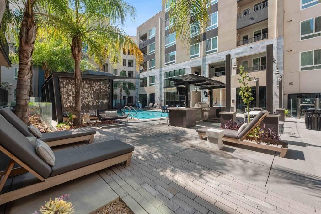 Modern And Lavish Apartment グレンデール エクステリア 写真