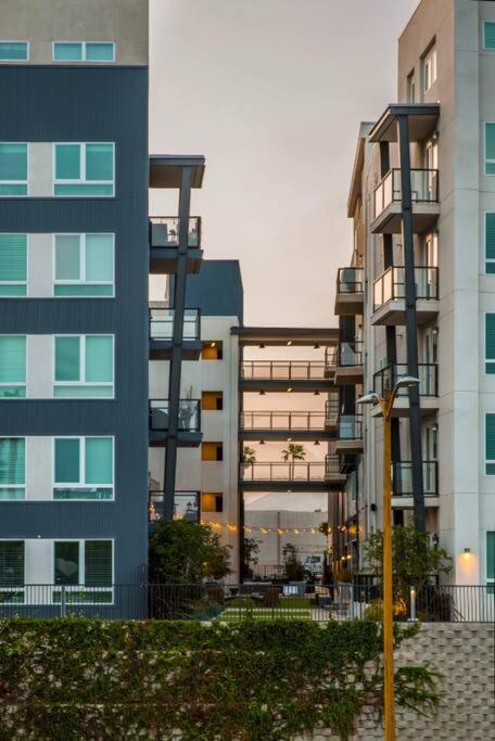 Modern And Lavish Apartment グレンデール エクステリア 写真